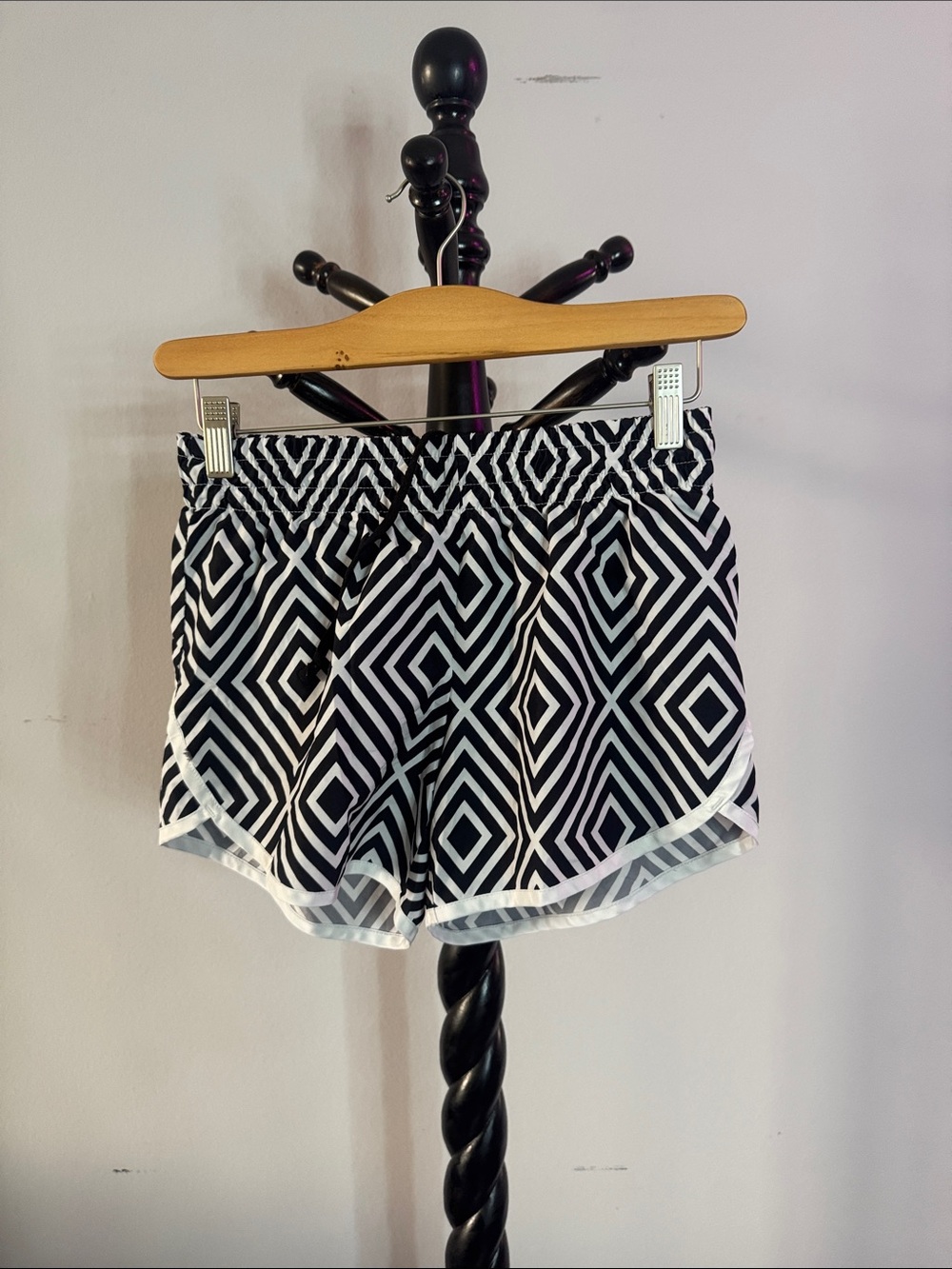 Black & White Geometric Women's Athletic Shorts 18.T